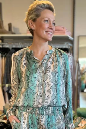 Annsofie, A-shape shirt | Menthe w. Bisque Leo Print | Skjorte   fra Gustav