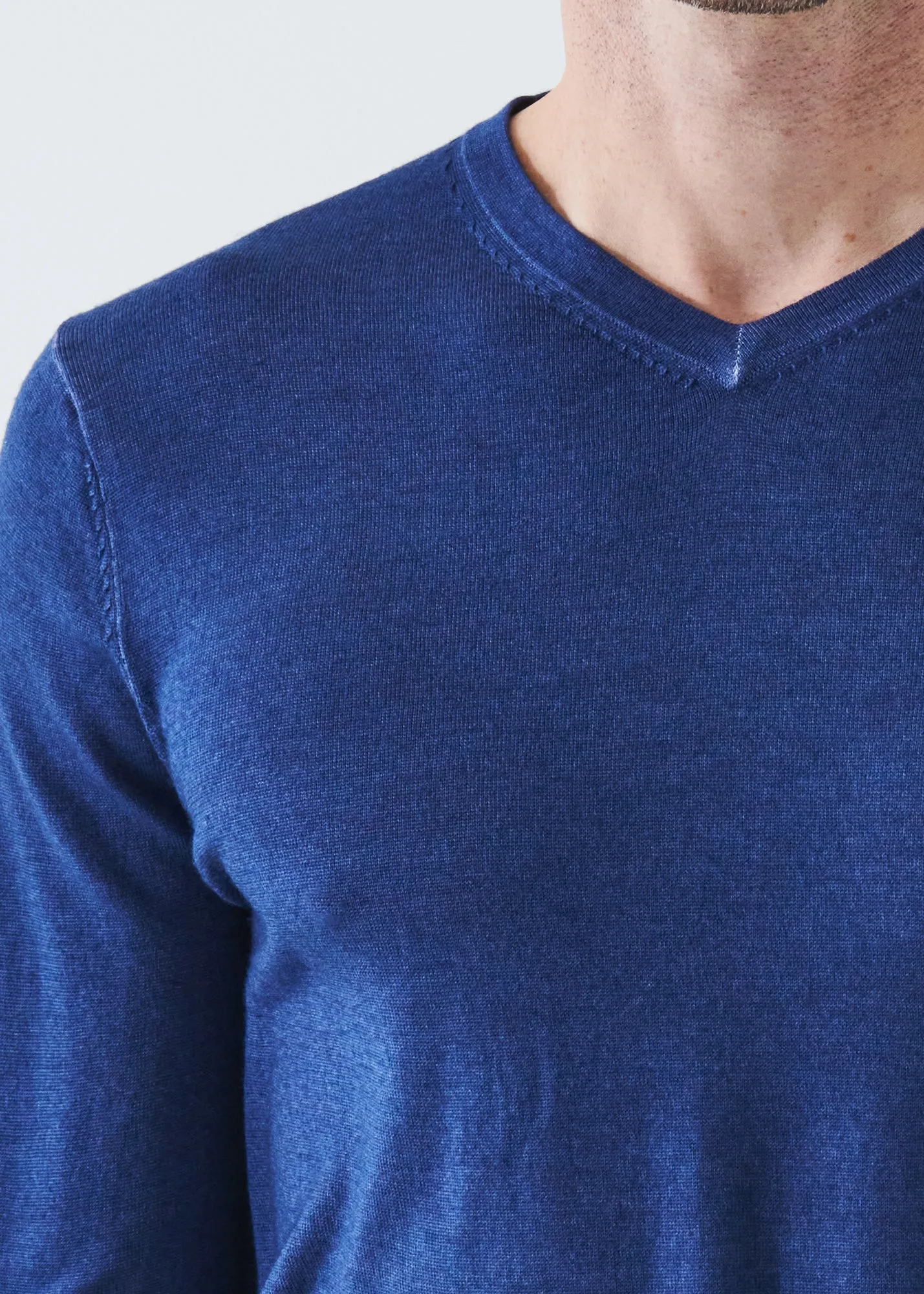 EXTRA-FINE MERINO VINTAGE WASH V-NECK